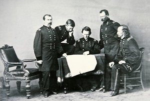 General Sheridan (1831-88) em conferência com sua equipe, incluindo George Custer (1839-76) (foto a p/b)