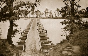 Ponte de pontão no fundo profundo sobre o James, 1861-65 de Mathew B. Brady