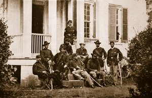 Os 164º Voluntários de Nova York na sede do General McMahon, 1861-65 (foto sépia) de Mathew B. Brady