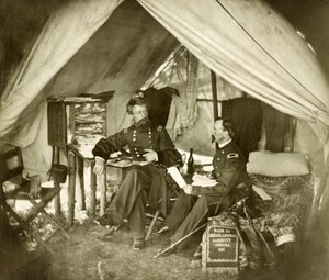 General Jefferson C. Davis & oficial Sentado numa Tenda, pub.1861 (foto) de Mathew and studio Brady