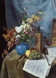 Arranjo com garrafa de vinho, flores e frutas