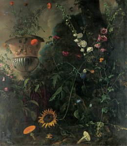 Malvas-rosa, rosas, uma flor de renda azul, girassol e cogumelos, com malmequeres em uma urna perto de uma árvore