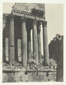 Baalbeck Heliópolis, Templo de Júpiter, Vista Tirada do Ângulo Sudeste, Síria, 184951, impresso em 1852. de Maxime Du Camp