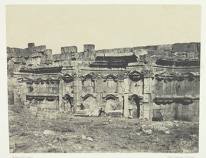 Baalbeck, Interior do Recinto dos Templos do Sol e Júpiter, Síria, 184951, impresso em 1852. de Maxime Du Camp