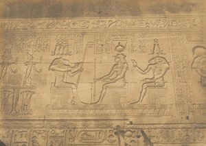 Bas-relevos da fachada do Templo de Denderah Tentyris, 1849-50. de Maxime Du Camp