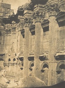 Colunata interior do Naos do Templo de Júpiter, em Baâlbek Heliópolis, 15 de setembro de 1850. de Maxime Du Camp