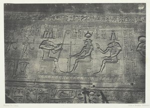 Grande Templo de Denderah Teutyres, Esculturas da Fachada Posterior, Alto Egito, 184951. de Maxime Du Camp