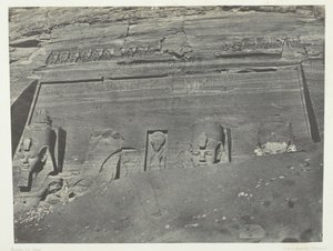 Ibsamboul, Vista Geral dos Grandes Spéos de Phrè, Núbia, 184951, impresso em 1852. de Maxime Du Camp