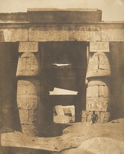 Interior do Templo de Khons, Karnac, Tebas, 1849-50. de Maxime Du Camp
