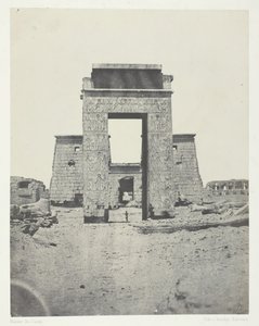 Karnak, Propilona do Templo de Khons, Tebas, 184951, impresso em 1852. de Maxime Du Camp