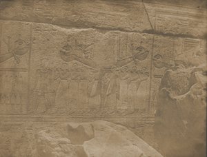 Karnak Palace, esculturas exteriores do santuário de granito, 1849-51. de Maxime Du Camp