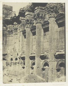 Templo de Júpiter em Baalbeck Heliopolis, Interior de The Naos, Síria, 184951, impresso em 1852. de Maxime Du Camp