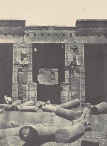 Tebas. Medinet-Habu. Parte oriental do Peristilo do Palácio de Ramsés-Meiamun, 1850. de Maxime Du Camp