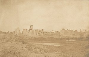 Vista da propílaea do Palácio de Karnac, tirada do sudeste, 1849-50. de Maxime Du Camp