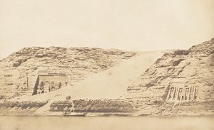 Vista geral do Speos de Phré e Athor, em Abousemblil, tirada da ilha, 29 de março de 1850. de Maxime Du Camp