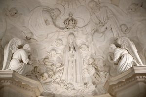 Santuário de Fátima. Interior da antiga Basílica de Fátima. A coroação da Virgem. Portugal. de Maximiano Alves