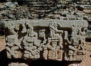 Altar Q com coroação de rei do sol nascente, 776 d.C. de Mayan