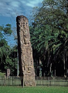 Detalhe da estela F na grande praça de Mayan