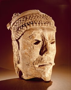 Cabeça cortada de uma parede em Comalcalco, Tabasco, Maya clássico (estuque)