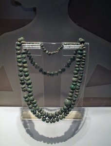 Coleira de jade, período clássico tardio, 600-900 d.C. (jade) de Mayan