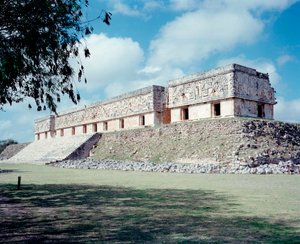 Civilização pré-colombiana: vista do local da antiga capital maia Uxmal, estilo Puuc. Norte Yucatan 600-900 d.C.: pirâmide do adivinho. México de Mayan