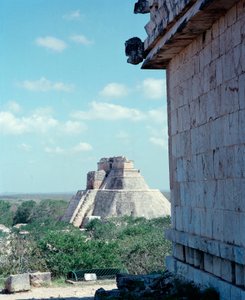 Civilização pré-colombiana: vista do templo superior no local da antiga capital maia Uxmal, estilo Puuc. Yucatan do Norte 600-900 d.C. México de Mayan