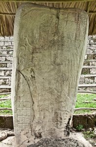 Estela 9 representando Ajb&39;alun Haab&39;tal Wat&39;ul K&39;atel, Terminal Clássico Rei de Seibal, Guatemala, comemorando o final do dia 9 de Katun em AD. 849