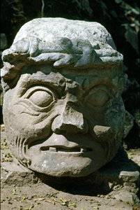 Escultura em pedra de uma cabeça de um velho chamado velhote de Copan, templo 11