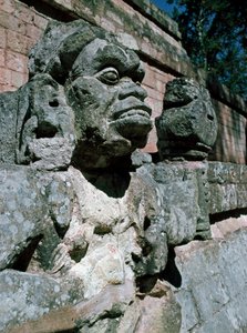 Esculturas em pedra - templo 11 de Mayan