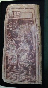 Tampa da abóbada com pintura do deus K "Awiil e texto hieroglífico, área de Chenes, Yucatan, período clássico tardio, 600-900 DC de Mayan