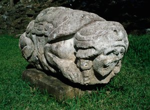 Altar zoomórfico esculpido num bloco de gres de Mayan