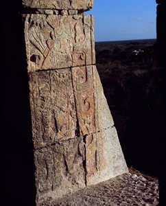 Detalhe de um friso de um guerreiro, El Castillo de Mayan Mayan