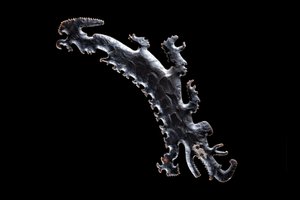 Pederneira excêntrica representando uma canoa de crocodilo com passageiros, cAD 600 -900 (pederneira) de Mayan Mayan
