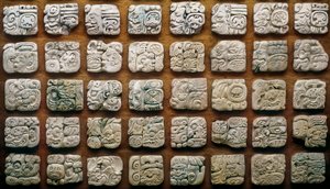 Calendário Maya (320-1697) composto por diferentes glifos (pedras gravadas)