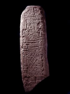 Arte pré-colombiana, civilização Maia, período clássico inicial: estela de pedra 5 de El Zapote, Peten, Guatemala. Sol. h. 127 cm Guatemala, Museo Nazionale di Archeologia e Etnologia - Arte Pré-colombiana, civilização Maia, período clássico (c. 250 a 900  de Mayan Mayan