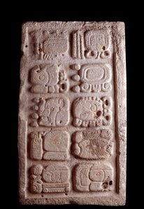 Arte pré-colombiana, civilização Maia, período clássico: fragmento de uma escada apresentando glifos em relevos inferiores. Dim. 35,5x61 cm Guatemala, Museo Nazionale di Archeologia e Etnologia - Arte Pré-colombiana, Civilização Maia, período clássico (c.  de Mayan Mayan