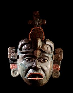 Arte pré-colombiana, civilização Maia, período clássico: máscara funerária em jadeite e conchas. De Tikal, Peten, Guatemala. Dim. 34,5 x largura. 25,9 cm Guatemala, Museo Nazionale di Archeologia e Etnologia - Arte Pré-colombiana, Civilização Maia, Perio C