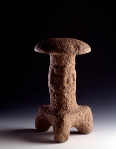 Arte pré-colombiana, civilização Maia, período clássico: escultura em pedra em forma de fungo tripé. de Chimaltenango, Guatemala. Dim. 31,3 x largura 18 cm Guatemala, Museo Nazionale di Archeologia e Etnologia de Mayan Mayan
