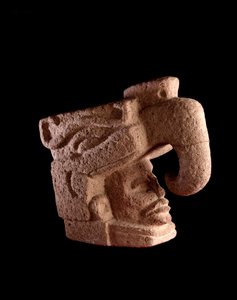 Arte pré-colombiana, civilização Maia, período pré-clássico: escultura de pedra representando a cabeça de um homem levantando-se da boca de um deus zoomórfico parecido com a ave celestial. Dim. 38 x largura. 46 cm Guatemala, Museo Nazionale di Archeologia  de Mayan Mayan