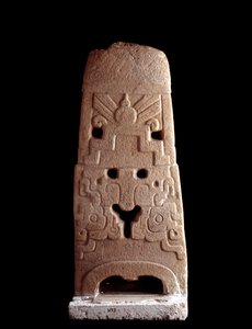 Arte pré-colombiana, civilização maia, período pré-clássico: decoração em estela de pedra da máscara estilística de uma divindade. 600-1100 d.C. de Saca Tepequez, Guatemala. Dim. alto. 103 cm Cidade da Guatemala, Museo Nazionale di Archeologia e Etnologia. de Mayan Mayan