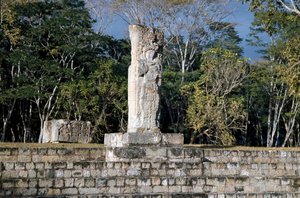 A estela 2 com vista para o campo de bailes, 652 d.C. de Mayan Mayan