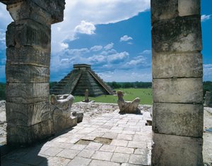 O templo dos guerreiros e a pirâmide de Kukulkan (ou castelo), em Chichen Itza (Yucatan, México). Arquitetura pré-colombiana, post clássico da arte maia (12º).