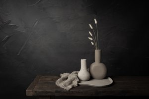 Vasos e erva minimalistas de Mayra Pama