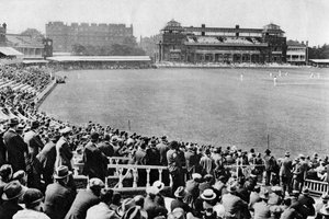 Uma partida de críquete, Lords cricket ground, Londres, 1926-1927. de McLeish