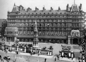 Estação de trem Charing Cross, Londres, 1926-1927. de McLeish