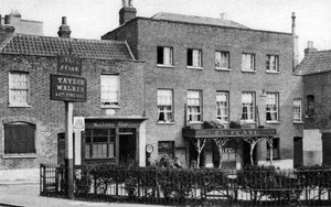 A casa da cerveja inglesa da garrafa, Highgate Village, Londres, 1926-1927. de McLeish