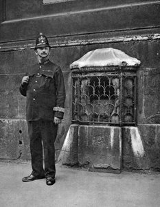 A pedra de Londres na parede de St Swithins, Cannon Street, Londres, 1926-1927