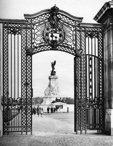 Portões de ferro forjado, Palácio de Buckingham, Londres, 1926-1927.