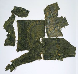 Fragmentos de um Caftan Revestido com Tecido de Seda com Padrão Senmurv. Enterro M de Moshchevaya Balka de Medieval Culture of the North Caucasian
