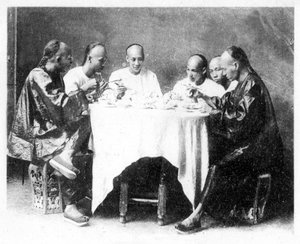 Hora do jantar, Hong Kong, China, c1900s. de Mee Cheung